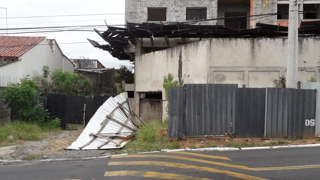 Prédio abandonado tira sossego de moradores do bairro Cruz das Almas