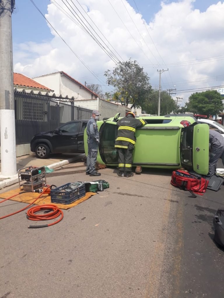 Veículo capota e motorista fica presa