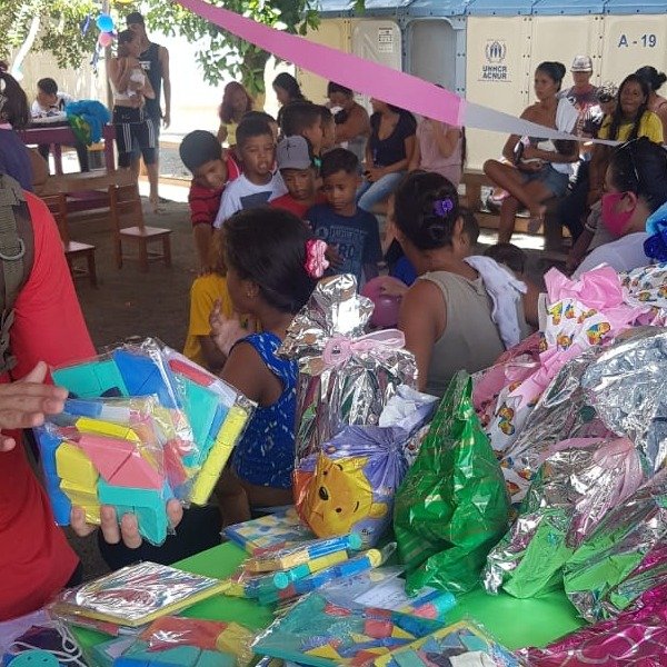 Brinquedos confeccionados pelos alunos do Almeida são entregues às crianças refugiadas