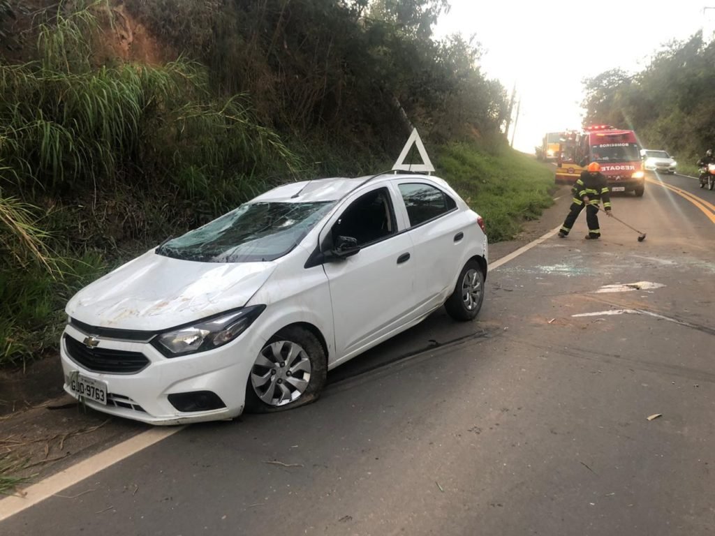 Carro capota na Estrada Velha Itu-Salto
