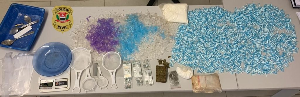 Polícia Civil prende dois homens com mais de 1.400 porções de cocaína