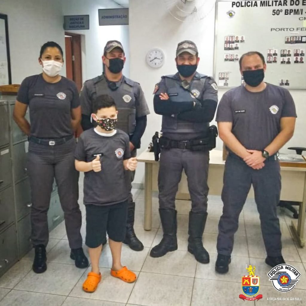 Policiais militares recebem visita de fã mirim da corporação
