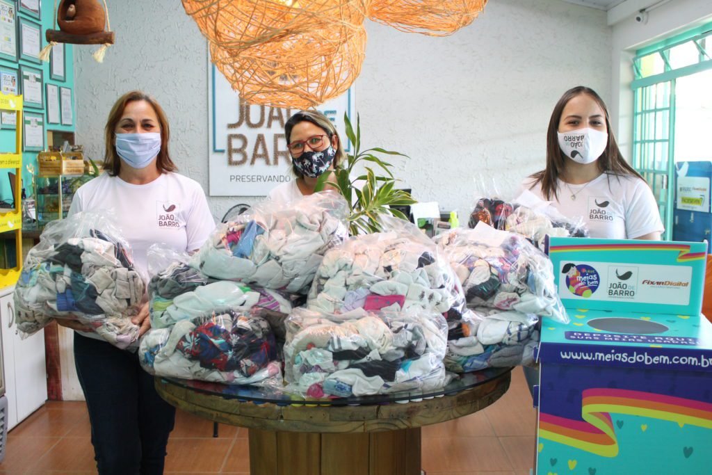 ONG João de Barro arrecada meias para fazer cobertores