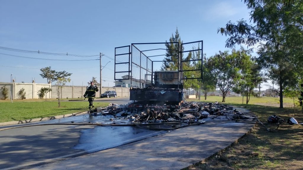 Fogo consome 800 quilos de recicláveis