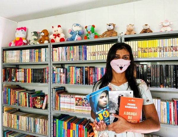 Jovem cria biblioteca comunitária em casa
