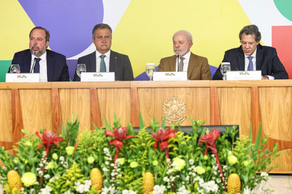 Governo zera PIS e Cofins do diesel para conter alta