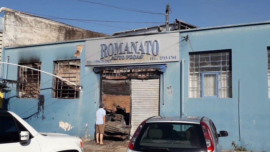 Incêndio destrói loja de autopeças