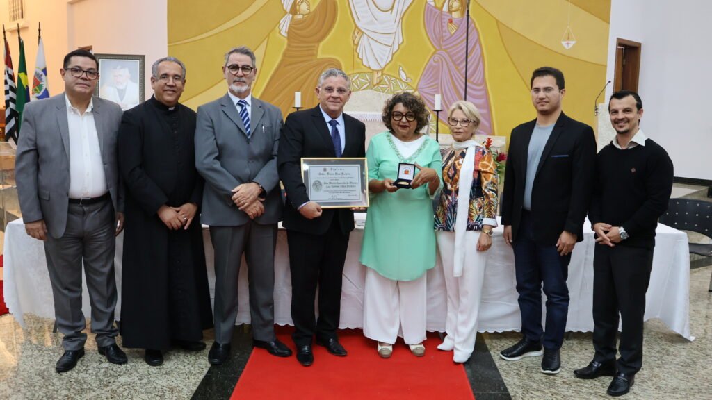 Dra. Cidinha Cardoso Pinheiro recebe Diploma e Medalha Padre Bento