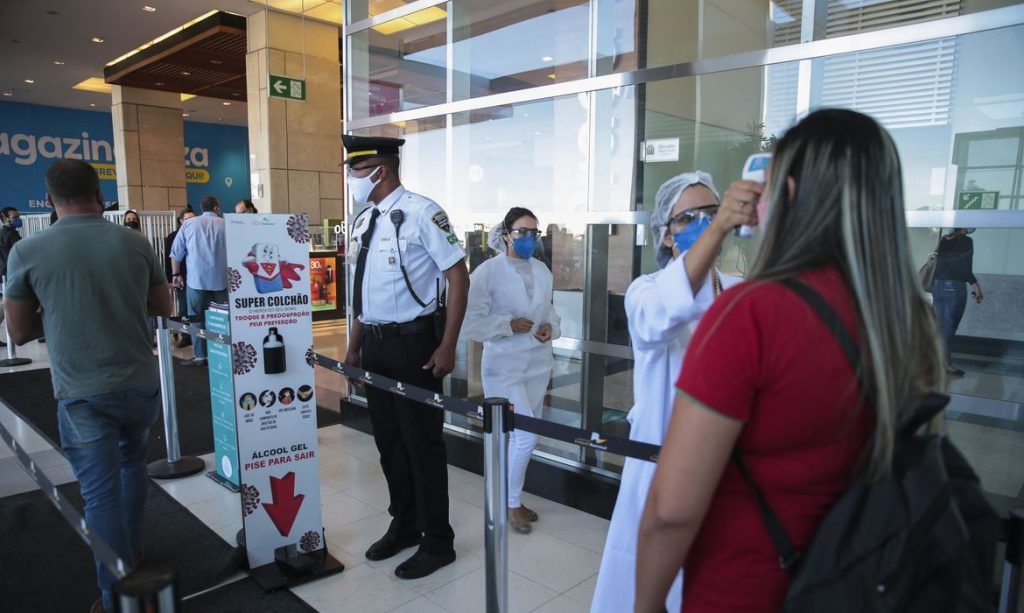 Pandemia deve provocar queda de 43% em vendas para namorados