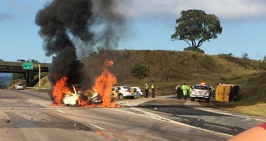 Após colisão, carro pega fogo na SP-75