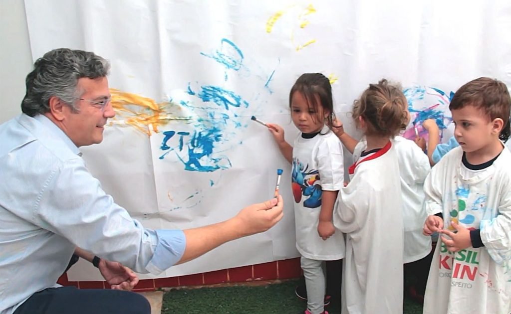 Prefeito oferece cartão alimentação para alunos municipais