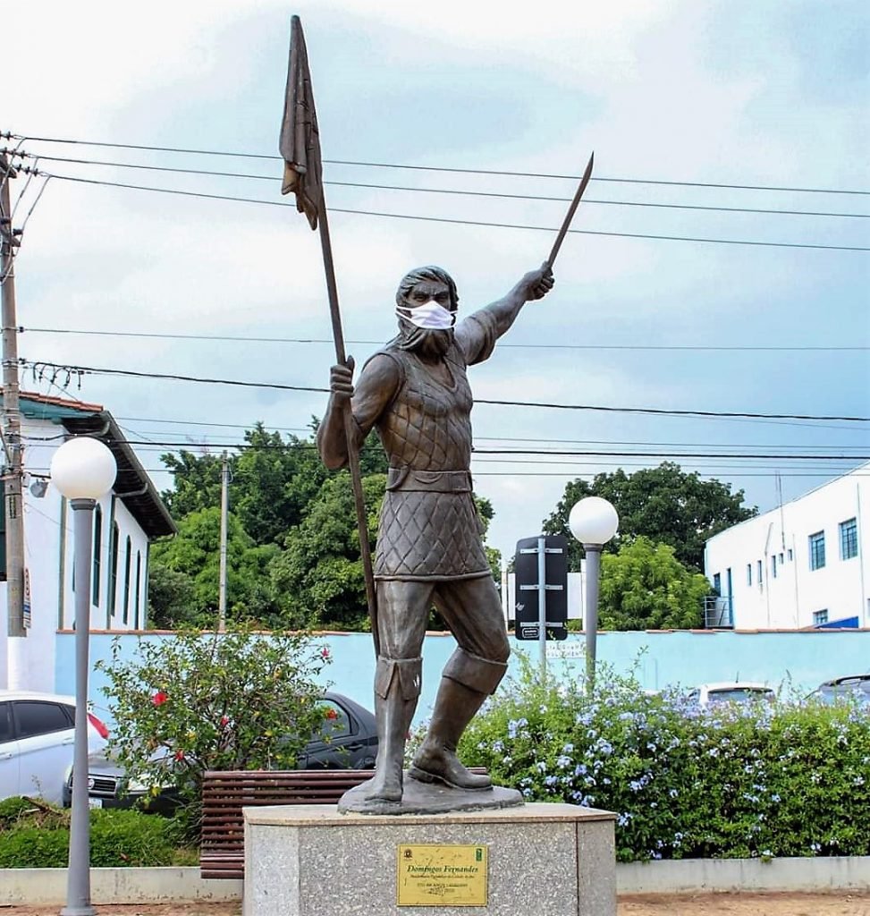 Estátuas e bustos ganham máscaras em Itu