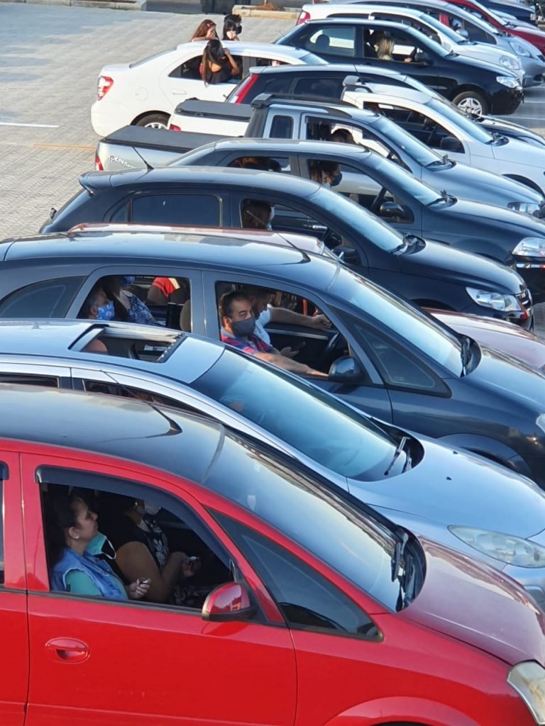 Culto drive-in reúne centenas de fieis em Itu