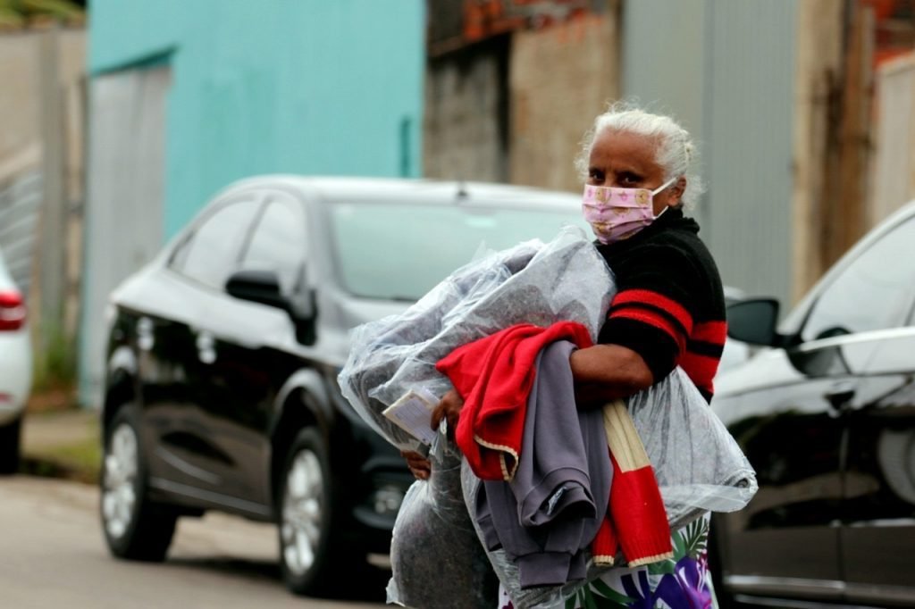 Projeto Social faz doação de máscaras e cobertores