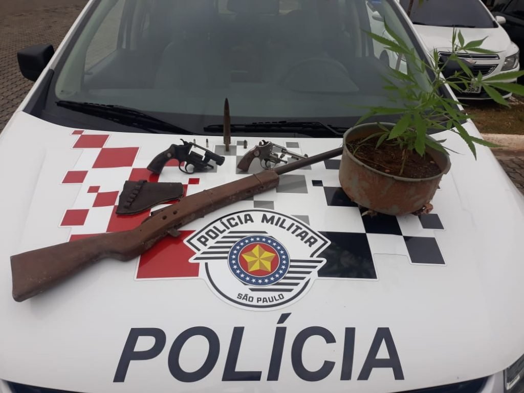Homem é preso por posse ilegal de armas e drogas