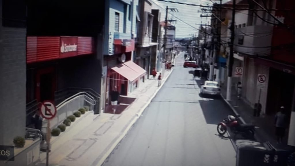 Imagens aéreas mostram ruas de Itu praticamente vazias