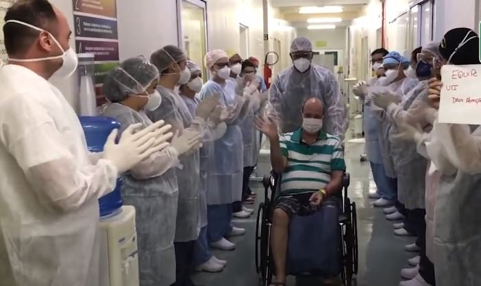 Unimed Salto/Itu homenageia paciente que teve alta do Covid-19