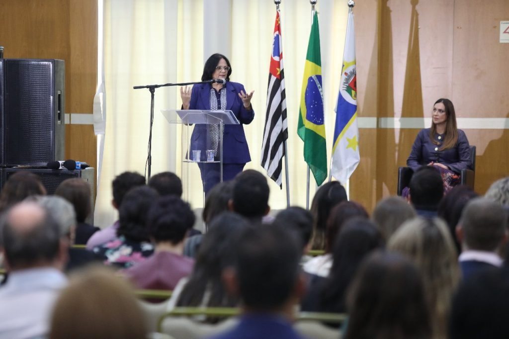 Ministra Damares Alves realiza palestra com público diverso