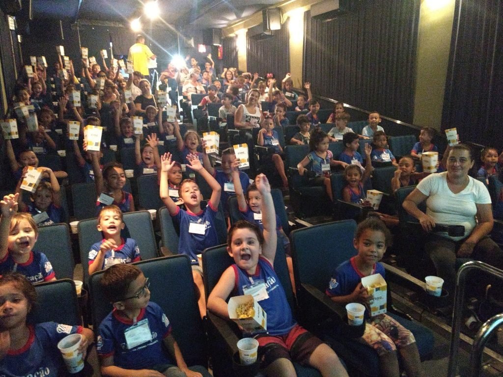 AB Colinas leva cinema itinerante para Cabreúva