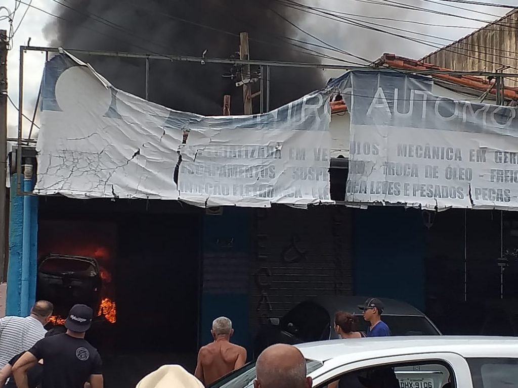 Incêndio destrói oito carros dentro de mecânica