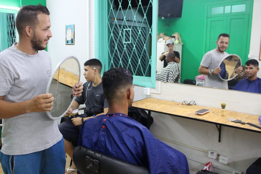 ONG João de Barro promove corte de cabelo gratuito