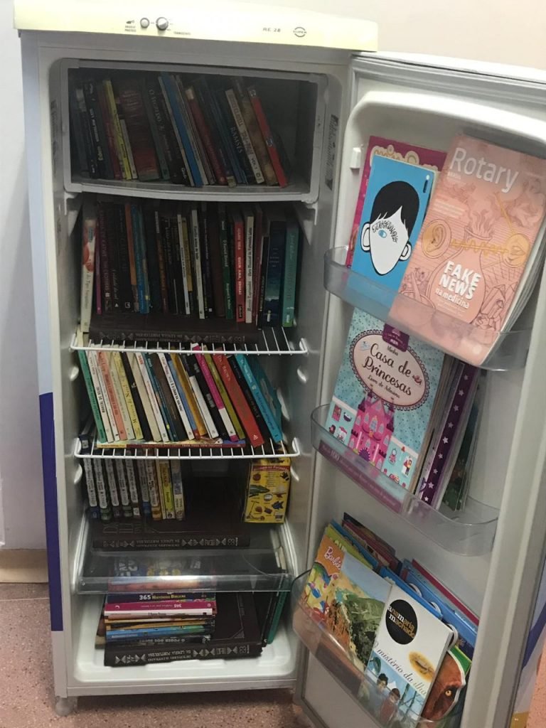 Geladeira-biblioteca é instalada no PAM da Vila Martins