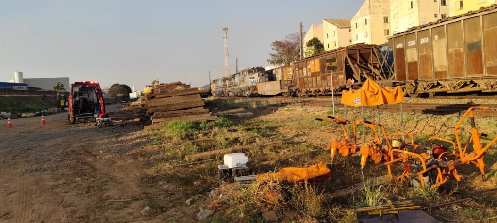 Incêndio em carga de enxofre mobiliza 14 bombeiros e dura 10 horas