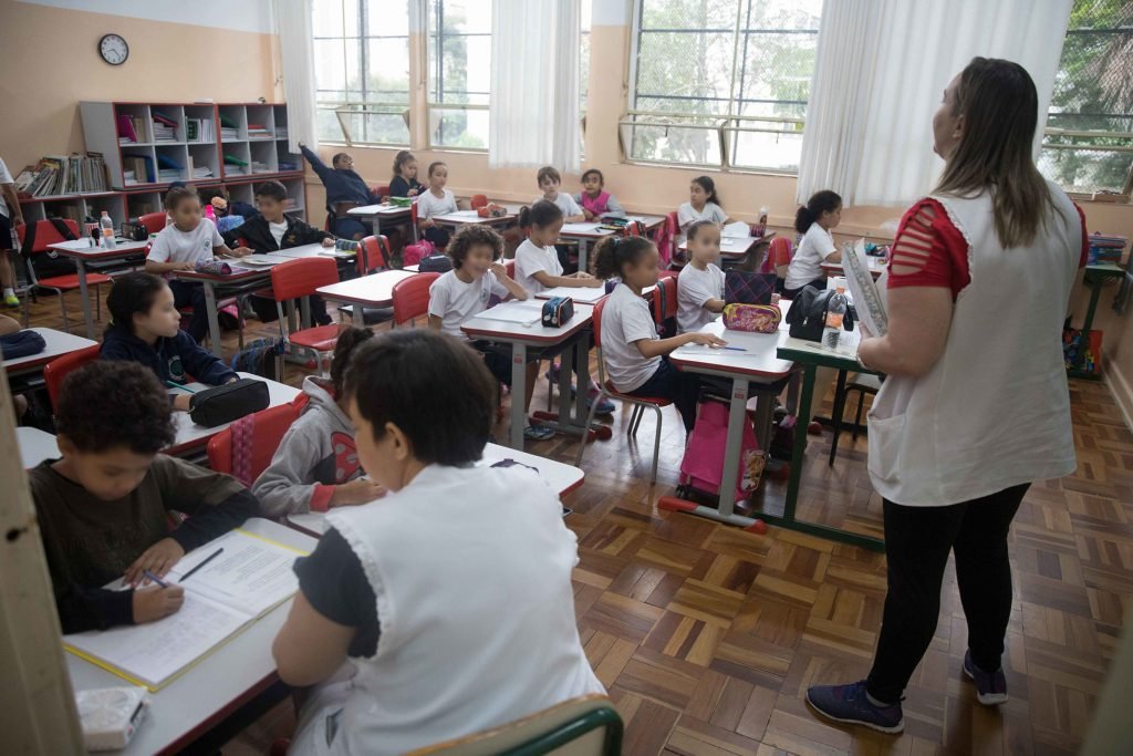 Mães e pais se preocupam com filhos estudando longe de casa