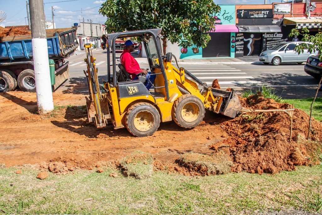 Prefeitura começa a construir bolsões de estacionamento no Pirapitingui