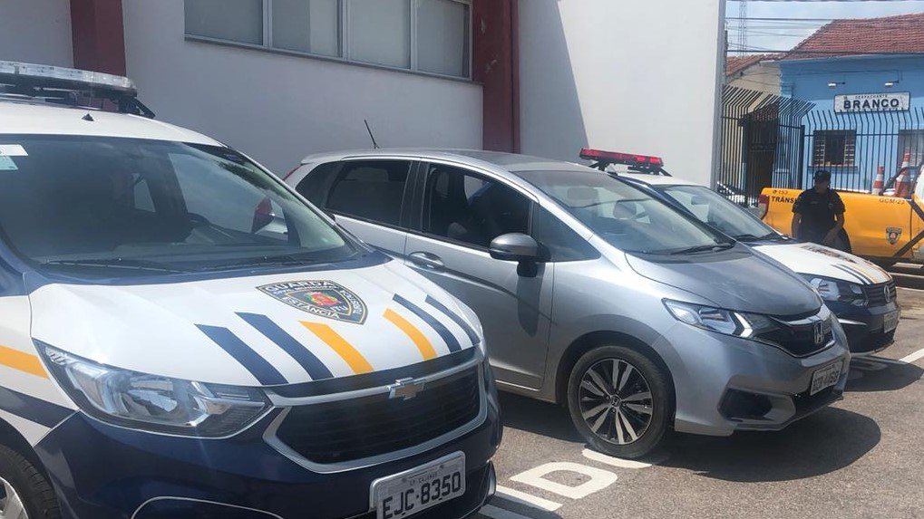 GCM e PM recuperam veiculo furtado e prendem três suspeitos