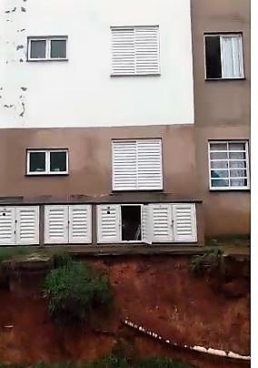 Moradores do Alpes II estão com medo de prédios desabarem