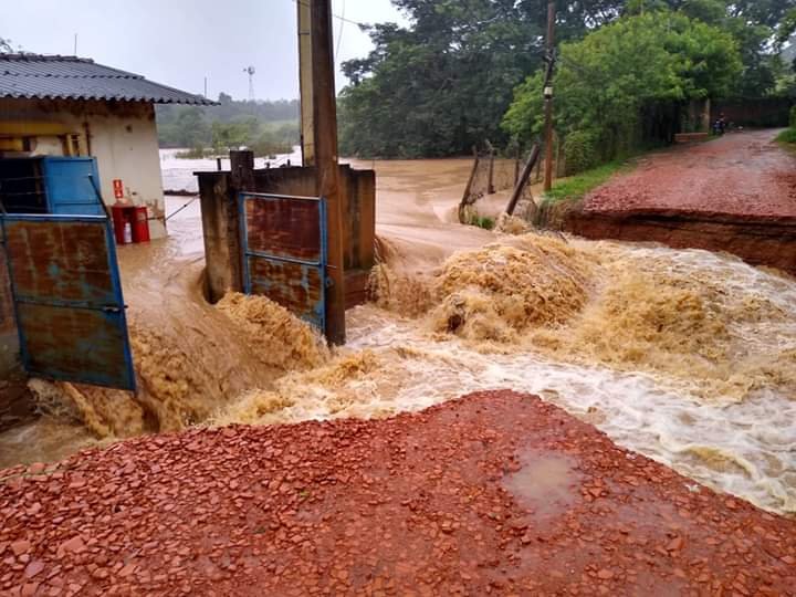 Chuvas intensas causam transtornos; bairros ficam sem água
