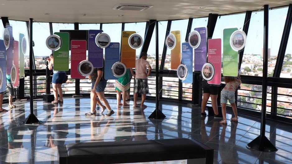 Mirante da Ponte Estaiada ganha painéis turísticos e telescópio