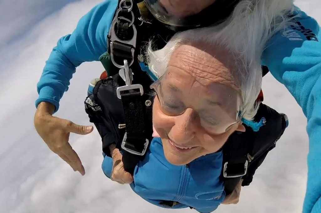 Presidente de Ong ituana, aos 82 anos, salta de paraquedas