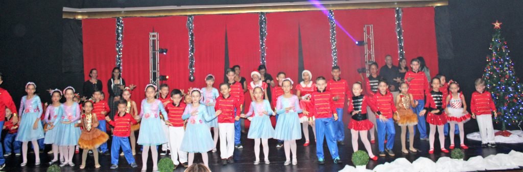 Alunos do Recrear dão show no Temec em “Noite Feliz”