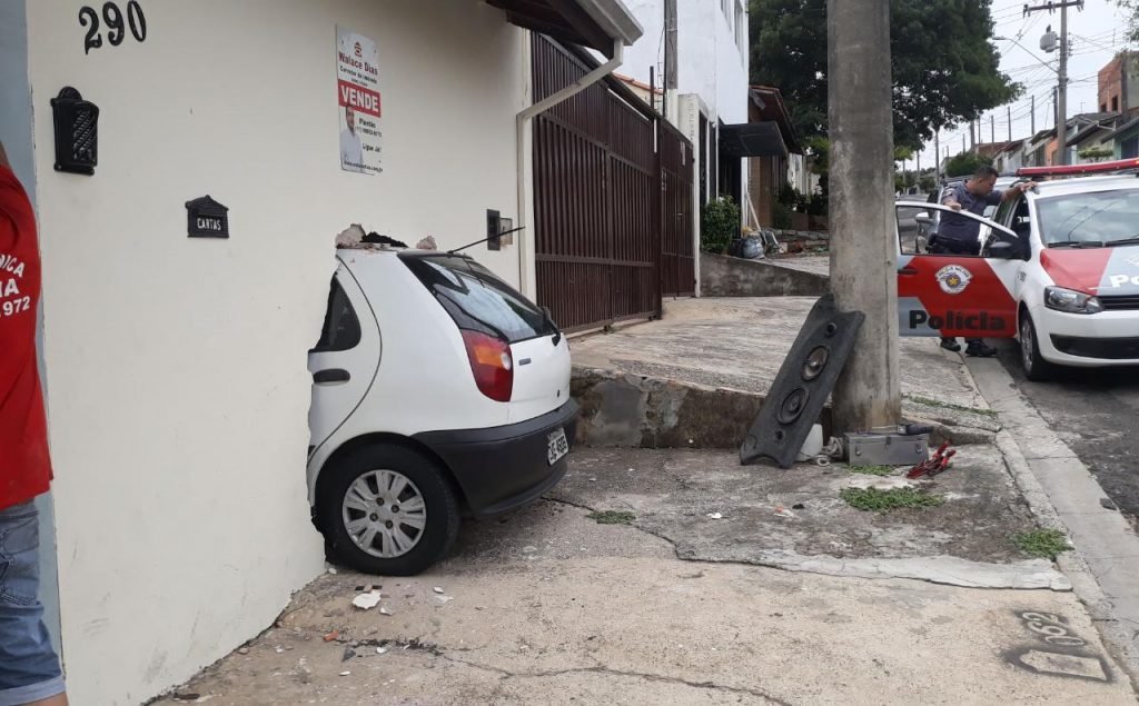 Motorista invade garagem de residência