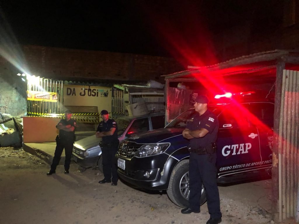 Rapaz é assassinado dentro de bar