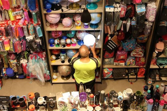 Procon constata diferenças de preços de até 400% no material escolar