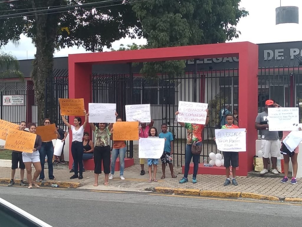 Empresária presta depoimento sobre pit bulls com “torcida” na porta da delegacia