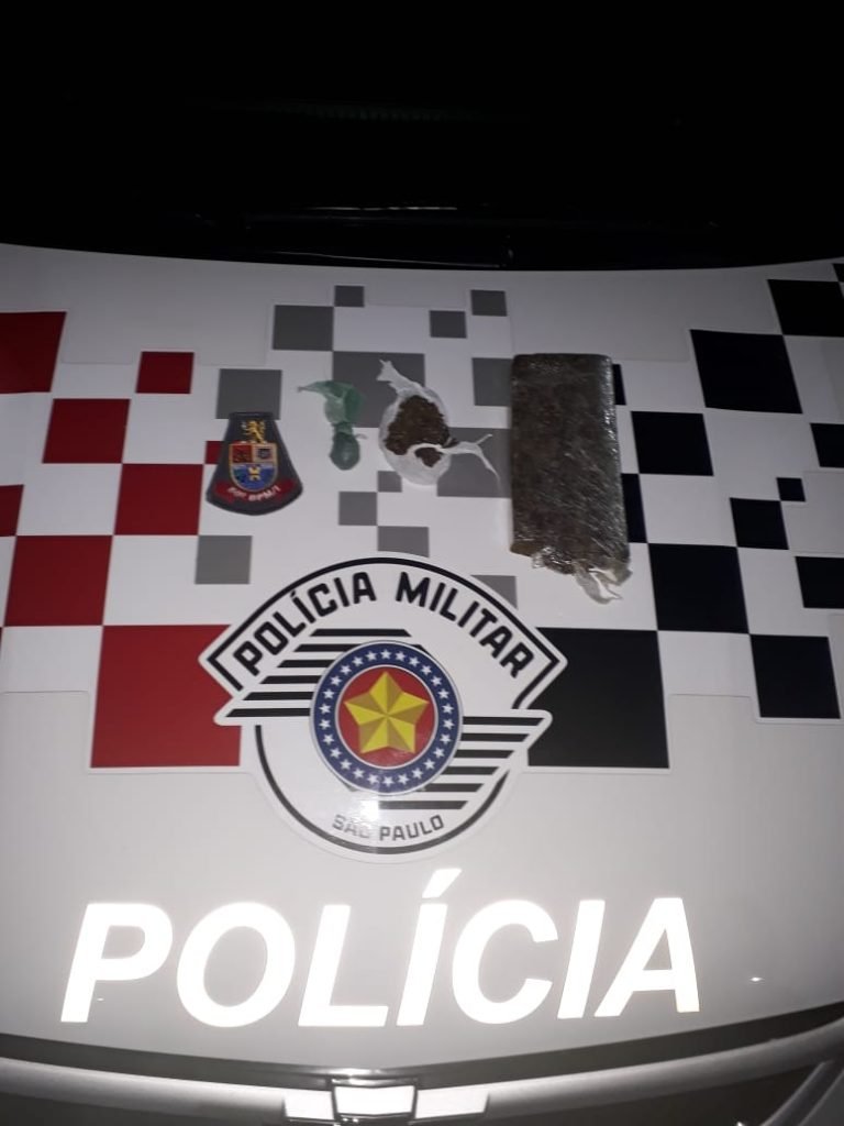 Polícia apreende maconha em guarda-roupa