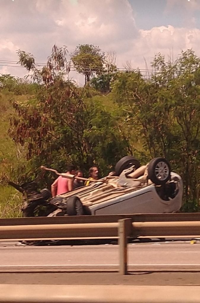 Carro capota na SP-75