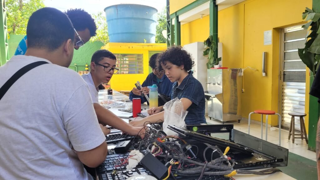 Itu sedia oficinas gratuitas de reciclagem de lixo eletrônico