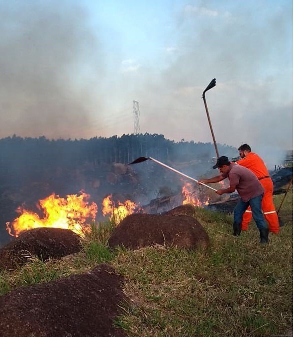 Força tarefa com quatro cidades é realizada para combater incêndio de grande proporção