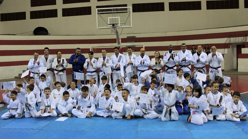 Recrear realiza troca de faixas e cordas para seus alunos