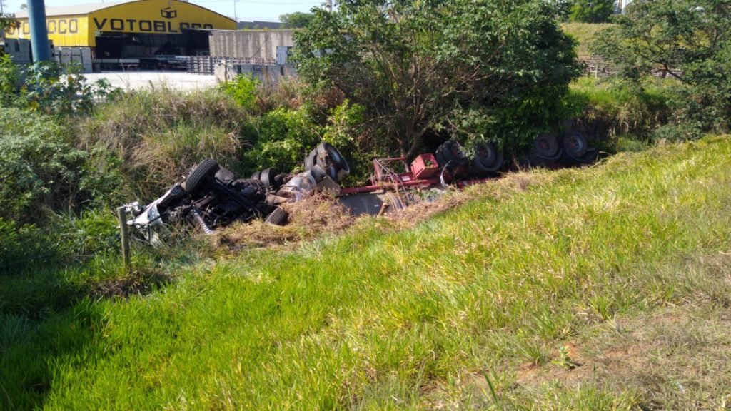 Carreta quebra pórtico  na SP-75 e cai em barranco
