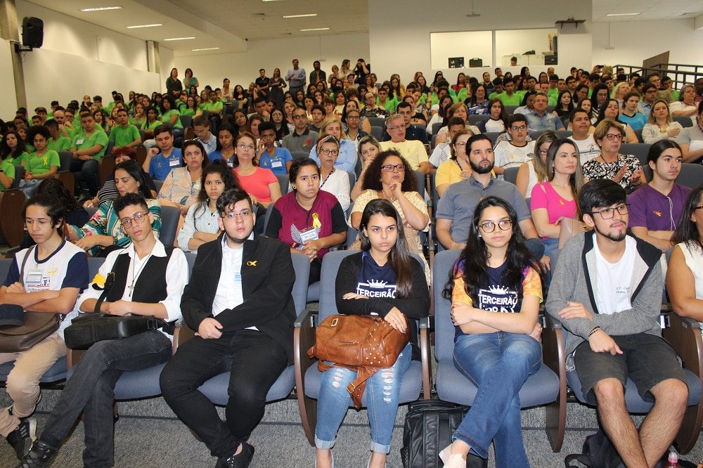 Suicídio foi tema de encontro com adolescentes e educadores