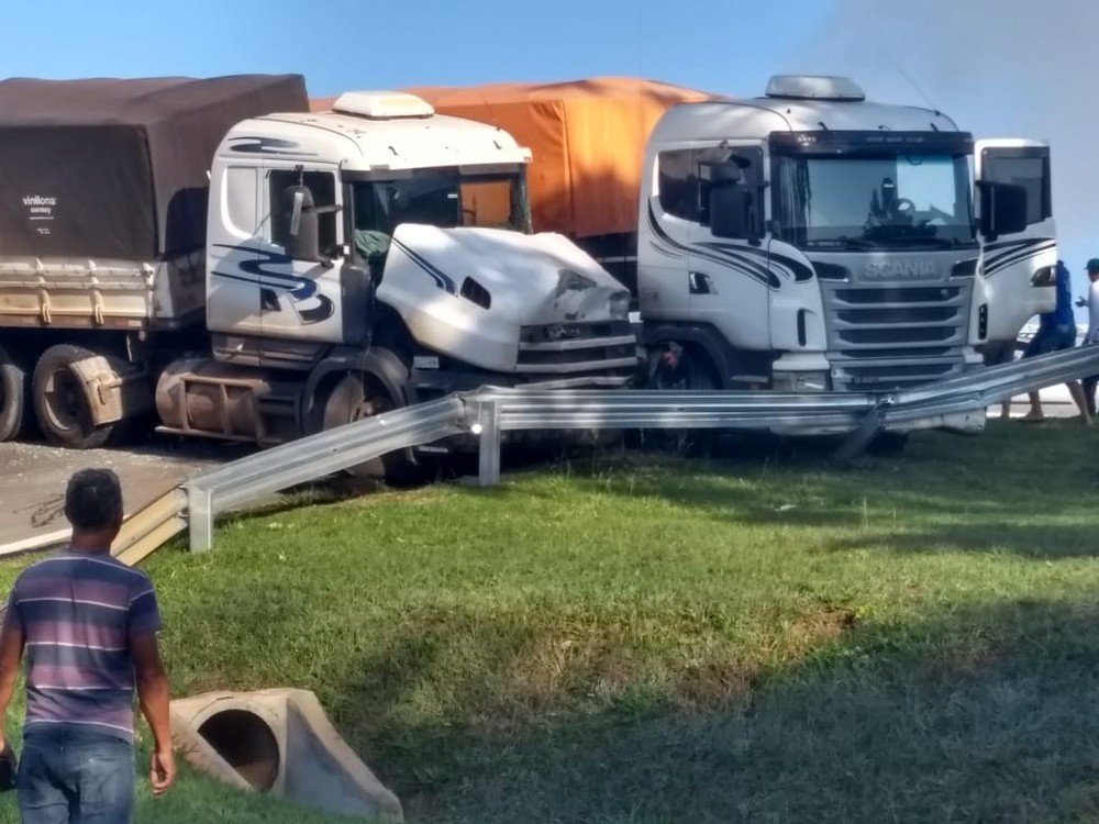 Acidente deixa trânsito complicado na SP-75 e na Castelinho