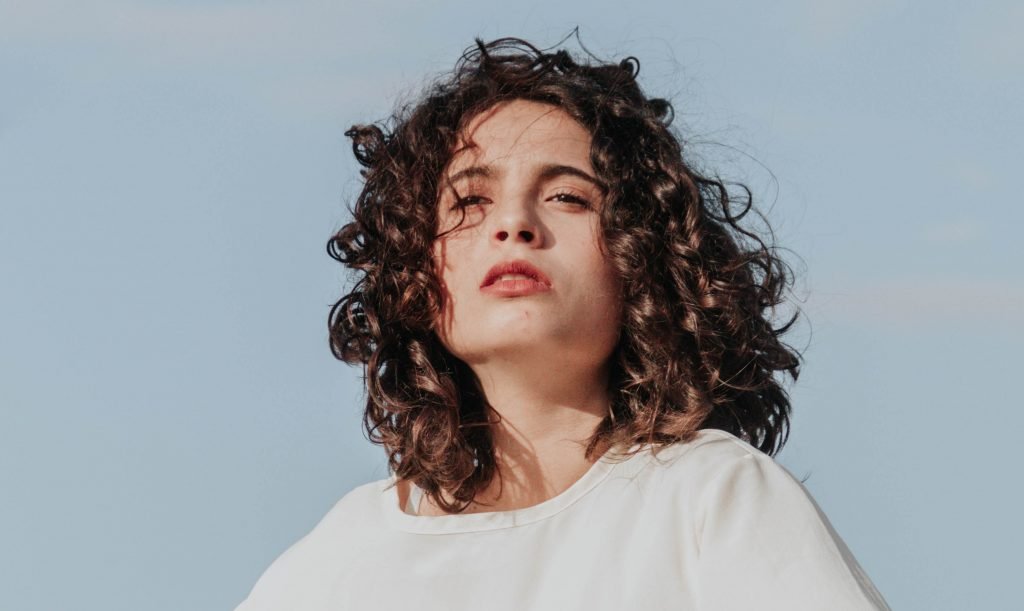 Dermatologista ensina a cuidar dos cabelos crespos