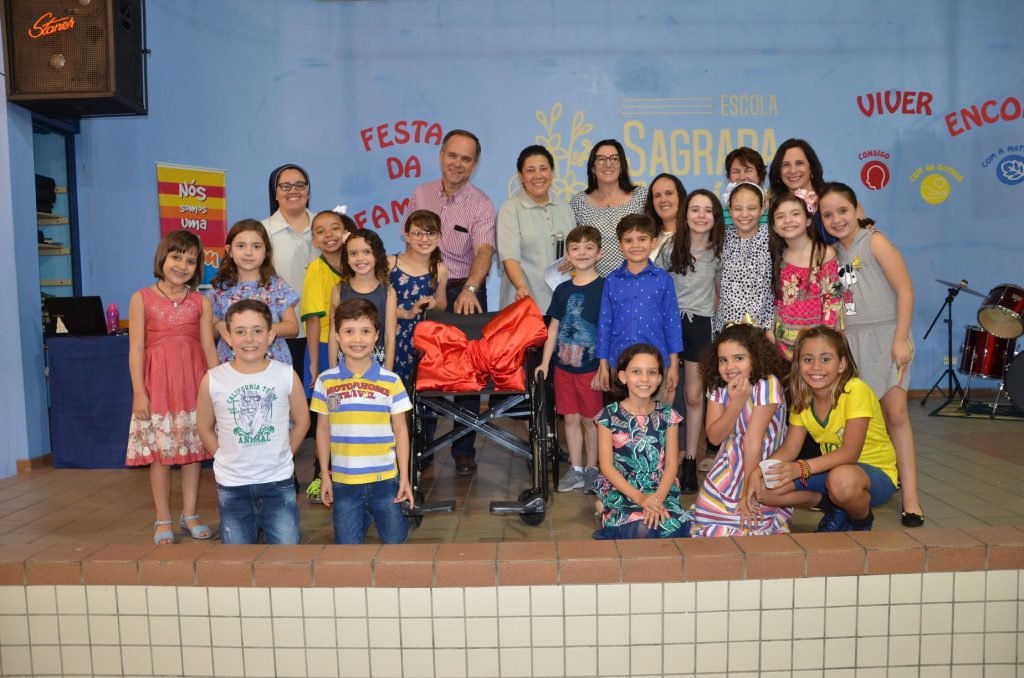 Escola do Bem de Salto doa cadeira de rodas  para o Lar Frederico Ozanam