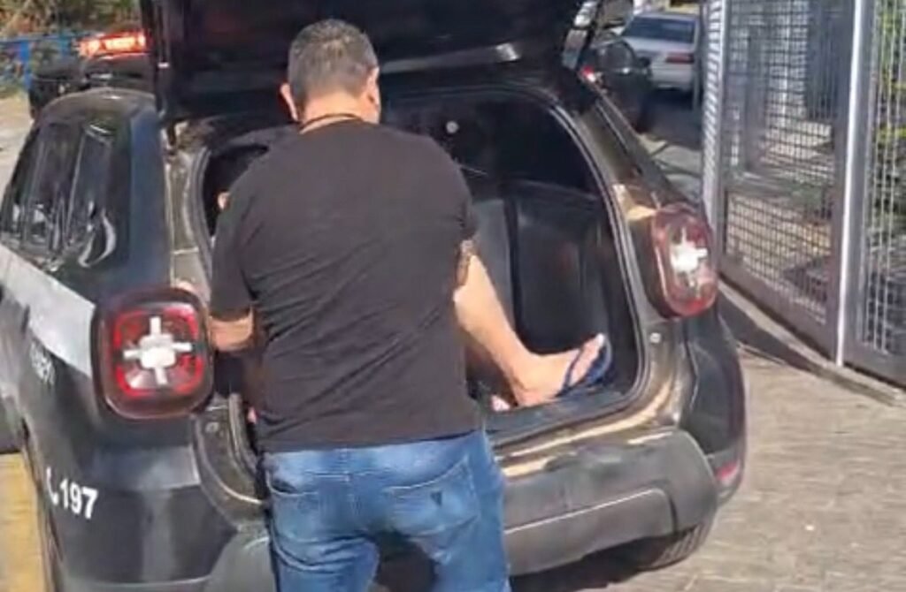 Crianças de 6 anos, mantida em cárcere privado, nunca havia lavado os cabelos, diz polícia